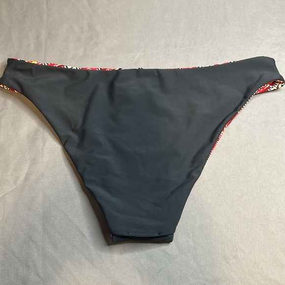 NWOT Reversible Patterned/Solid Bikini Bottoms 🌈 - Picture 6 of 7